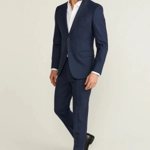 MQ Bläck Kostym - Modell: Luciano. Knappt använd kostym, skönt material. Storleken är 46 i både kavaj och byxa. Säljer även en skjorta till den