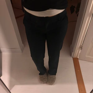 Svarta byxor - Snygga svarta byxor med en klassisk straight passform. Perfekta för en som är runt 170.  Byxorna är midwaist och är kostymbyxor matrial. De är från bikbok 