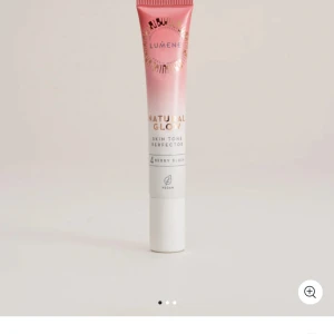 Lumene Natural Glow Skin Tone Perfector - Oanvänd lumene blush i en limiterad färg som ej går att köpa på hemsidan. Därav högt pris. Nypris är 145 och jag säljer den för 125 inkl frakt.