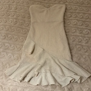 Klänning - Kort beige axelbandslös klänning<33