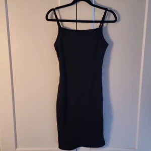 Svart ribbad klänning - Snygg svart klänning med smala axelband och ribbad textur. Köpt på shein och använd sparsamt