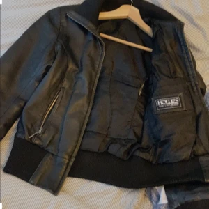 Svart skinnjacka från Hollies - Snygg svart skinnjacka från hollies har gått in på insidan av jackan men jackan kan fortfarande komma till andvändling andvänt den ett tag så inte bästa skicket. Hör av dig om du är intresserad eller har några frågor eller vill ha fler bilder på jackan priset 
