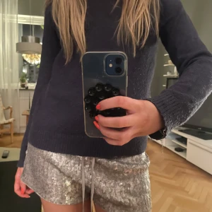 Stickad tröja - såå fin marinblå stickad tröja, använd fåtal gånger💞