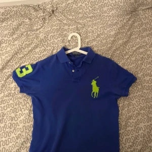 Blå pikétröja från Ralph Lauren - Säljer en chief keef polo köpt från vintage and friends men börjar bli för liten 