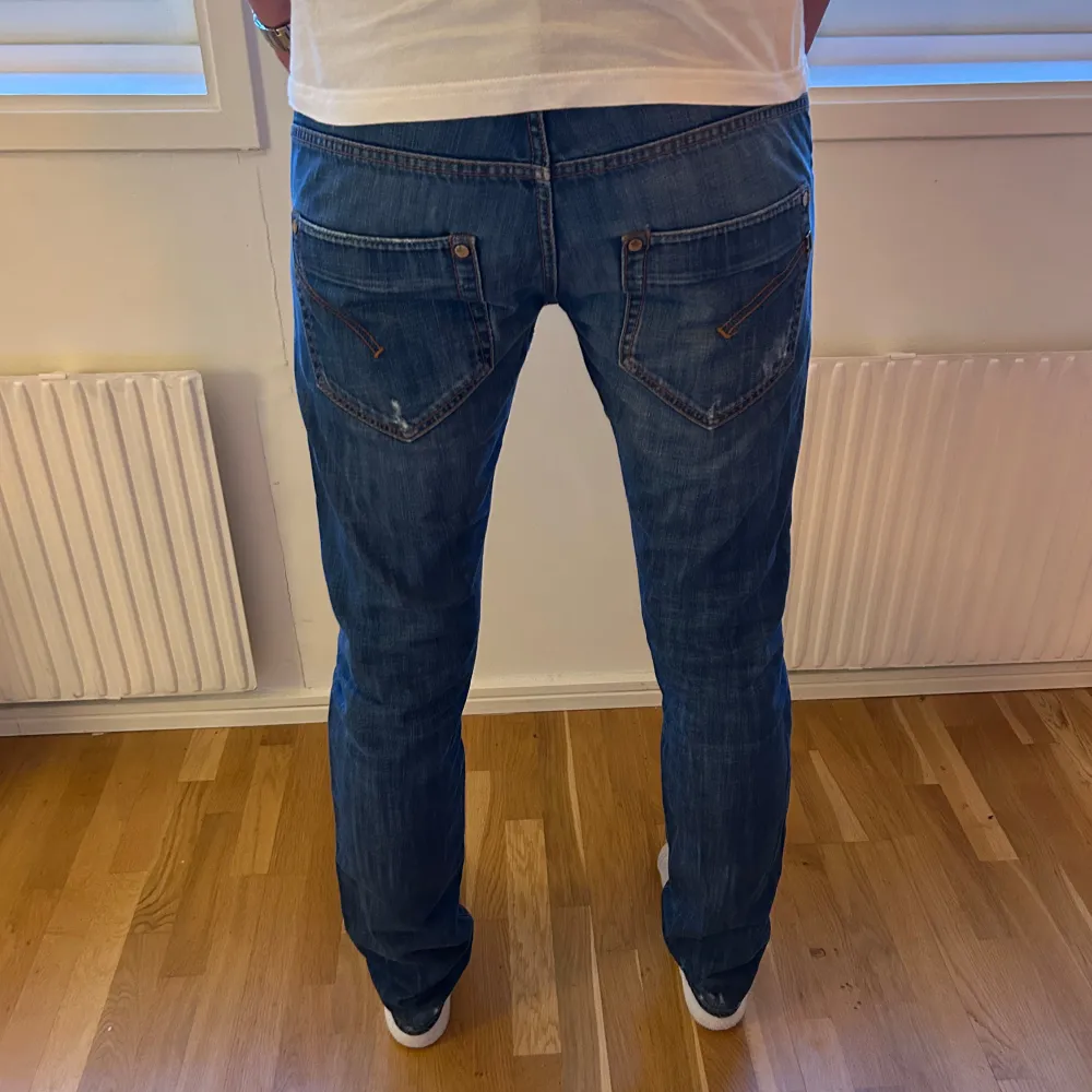 |Dondup jeans storlek 32|109cm långa, midja 43cm. Ett par riktigt feta limiterade Dondup jeans som är perfekt till dig som varken vill att dina jeans ska vara för tighta eller för baggy. Inga slitage och skicket är felfritt. Kom privat om du skulle ha några funderingar!. Farkut & Housut.