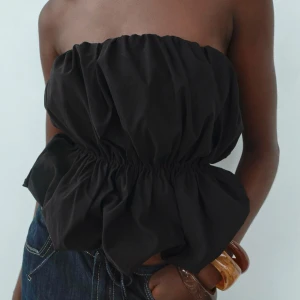 Svart Zara topp - Säljer denna as coola topp från Zara som jag köpte i Spanien i somras då den tyvärr inte alls kommer till användning. Den är slutsåld på Zaras hemsida❤️