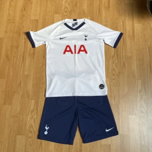 Tottenham Hotspur Kit 2019/2020 - Säljer nu mitt gamla Tottenham kit. Det är tyvärr barn storlek. Pris kan diskuteras. Kvitto finns.