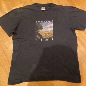 Supreme Time - Svart Supreme T-Shirt. Storlek Medium, skriv för fler bilder :)