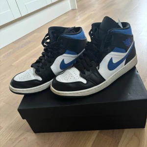 Jordan 1 racer blue - Säljer nu ett par Jordan 1 racer blue i storlek 43 skorna är i använt men gott skick och är köpta på meatch sweden. Pris går att diskuteras vidd snabb affär