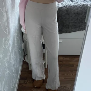 Beige byxor - Snygga beige byxor med hög midja och loose passform😄