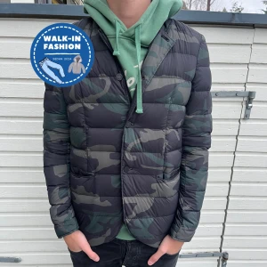 Zadig & Voltaire cammojacka - Tja! Nu säljs en sprillans ny zadig jacka. Skick 10/19 helt ny med lapparna kvar! Nyprs ligger runt 3500kr+ men säljs nu för endast 1200kr. Hör gärna av er vid minsta lilla fundering!