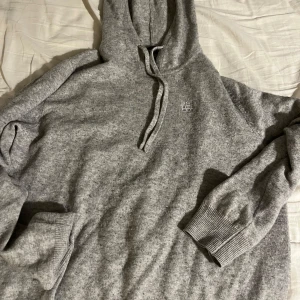 Bvaldi cashmere hoodie - Cashmere tröja från bvaldi i bra skick. Passar inte mig därför jag säljer.  nypris 1200! Skriv vid funderingar!