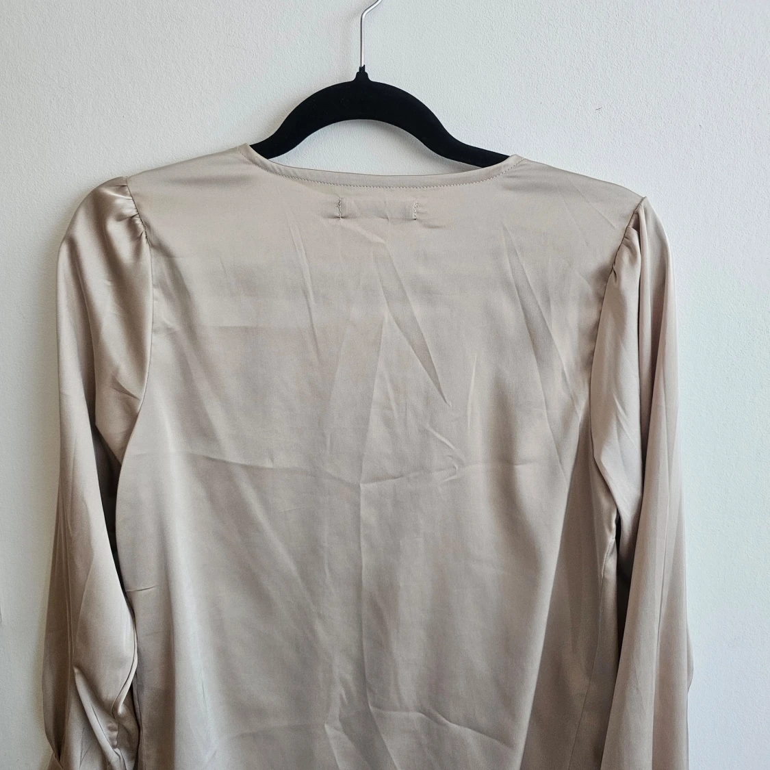 Satinblus i creme färg - 92
