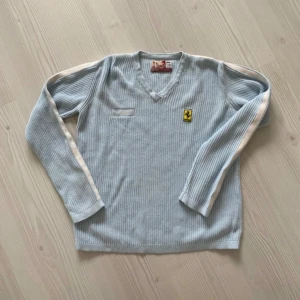Ferrari tröja - Ferrari x fila vintage. I använt skick se bilder. Babyblue färg. Köpt i Frankrike second hand. Sitter som s/m