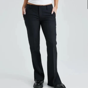 Svarta kostymbyxor - Lågmidjade kostymbyxor från Bik Bok. De är i bootcut stil och har en slits längst ner vid byxöppningen. 💗