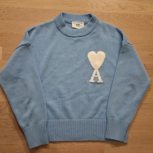 Ljusblå stickad tröja från Ami - Säljer en snygg ljusblå stickad tröja från Ami. Den är I väldigt bra skick och bara använd fåtal gånger. Det är storlek S men sitter met som en XS enligt mig. Om fu har andra frågor är det bara att skicka ett meddelande ✅️