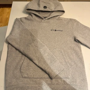Said racing hoodie - Jag säljer min gråa Sail racing hoodie i storlek 160 nu när jag har växt ur den. Tröjan är i ett mycket bra skick och den är inte använd så mycket. 