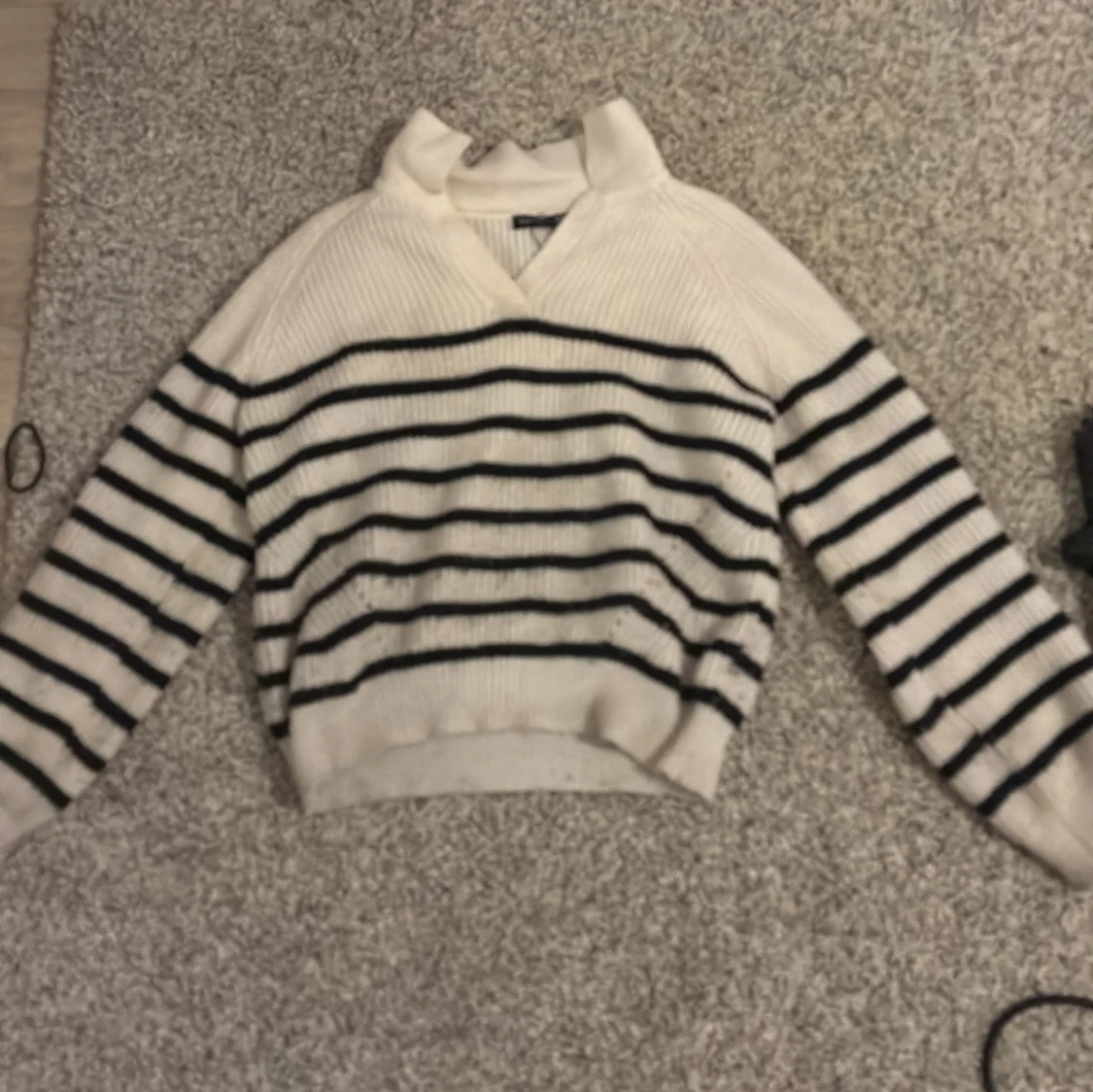 Vit och svart randig tjocktröja