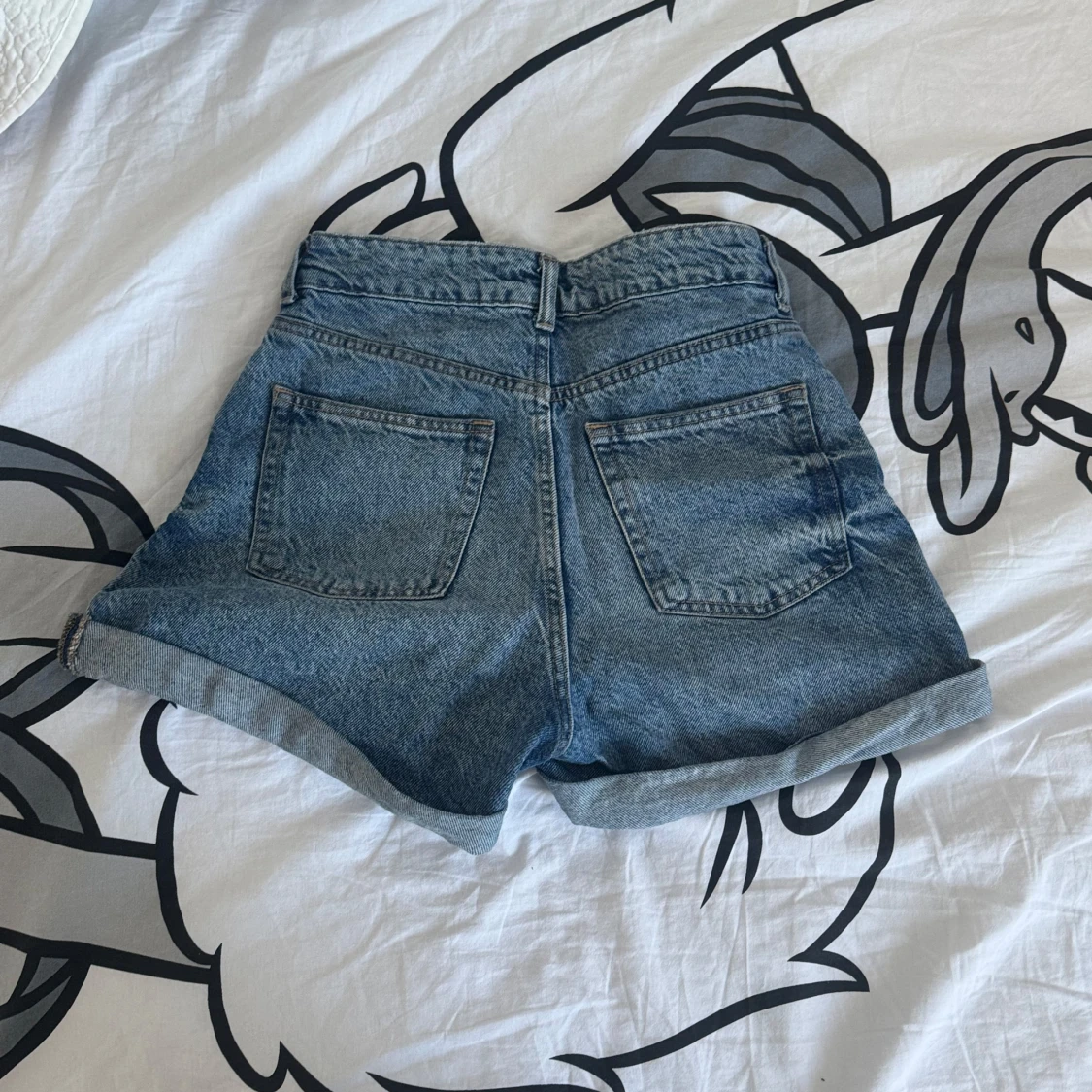 Blå jeansshorts från H&M - 90