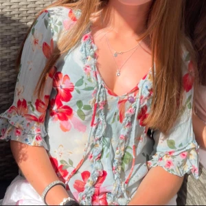 Sommrig blus - Jätte söt sommrig blus med blommigt mönster💗 perfekt till sommaren och finare tillfällen som midsommar💗💗det står att blusen är storlek L men skulle själv säga att den sitter som en storlek S/M🙏🙏 skriv om du har frågor!!