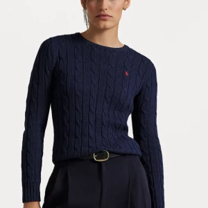 Mörkblå stickad tröja från Ralph Lauren - Säljer en stilren mörkblå stickad tröja från Ralph Lauren. Tröjan har långa ärmar och en liten ROSA logotyp på bröstet. Skriv för egna bilder då den andra bilden är tagen från en annan. Storleken på den är M men då det är barn storlek och passar bra på en xs.