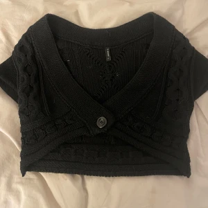 Bolero - Säljer denna stickade svarta bloero i storlek S då den inte kommer till någon användning