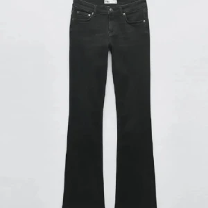 Svarta low waist bootcut jeans från Zara - Svarta low waist bootcut jeans från Zara i storlek 34. De är i väldigt bra skick förutom att de är lite sönder längst ner på benen som man ser på sista bilden men inte man tänker på💕