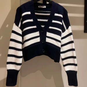 Randig stickad kofta från Zara - Säljer denna kofta då jag aldrig har använt den:) Så den är i helt nytt skick. Man ser färgerna bäst på sista bilden.