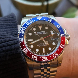 Seiko GMT mod ”Pepsi” 40mm - Helt nybyggt Seiko mod med GMT funktion (kan hålla koll på flera tidszoner). Vattentålig upp till 20atm med blå lime för bättre synlighet i mörker. Inuti sitter ett nh34 urverk från Seiko. Urets diameter är 40mm. Mejsel samt klockkudde medföljer. Skicka dm vid fler bilder, frågor eller prisförslag 😄📩