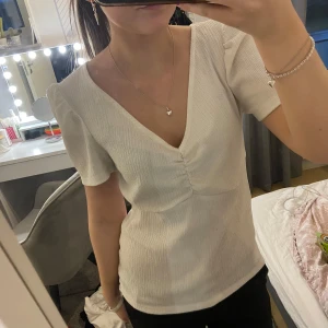 Blus - Säljer en fin blus i storlek S från Vero Moda, köpt på vinted, fint skick!