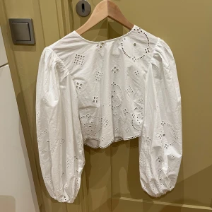 Ganni blus - Helt oanvänd blus från Ganni med prislapp kvar! 