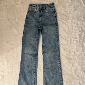 Bootcut jeans - Bootcut jeans från Cubus i modellen Curve. Super stretchiga och sköna. Jeans i modellen Molly från Gina. Använda enstaka gånger och är i mycket bra skick utan inga vidare tecken på användning. Storlek XS