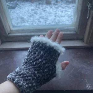 Grå virkade handledsvärmare - Mysiga grå stickade handledsvärmare med vit fluffig kant. Perfekta för att hålla händerna varma under kalla dagar. De är fingerlösa vilket ger bra rörelsefrihet. Det är i nyskick då dem är helt nygjorda 😊