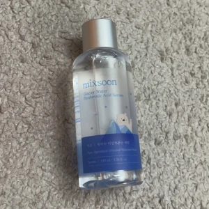 Mixsoon Glacier Water Hyaluronic Acid Serum 100 ml - säljer en Mixsoon Glacier Water Hyaluronic Acid Serum, Innehåller 100 ml och är formulerad med glaciärvatten och hyaluronsyra för återfuktning. Har bara testat, priset går o diskuteras 🙏