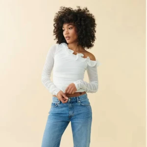 Vit offshoulder topp med volangdetaljer - Snygg vit offshoulder topp med volangdetaljer runt halsen från ginatricot. Använd en gång 