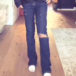 Mörkblå jeans med slitningar - Snygga mörkblå jeans med slitningar på knäna och en bootcut-stil. Perfekta för en avslappnad look med en touch av edge. De har klassiska femfickor och kontrastsömmar. köptes för 1100 kr är 1, 68 cm lång färgen är mörkblå säljer för 610 storlek 36 till 38 från diesel. 