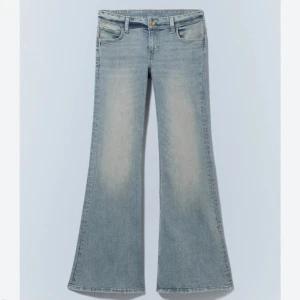 weekday cheap monday ljusblå lågmidjade bootcut jeans - Stl. 27/30. helt nya med prislapp kvar, endast testade! slutsålda på hemsidan. säljer pga köpte fel storlek. skriv privat för fler bilder 🤍