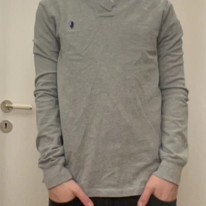 Ralph Lauren Polo - Ralph Lauren Polo bra skick. 9/10✅ Inga skavanker fläckar eller hål. Storlek S (modell 172 61kg. Vid frågor är det bara att skriva mvh LÉ😊