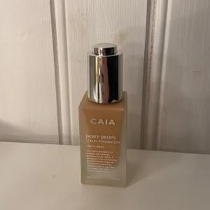 HELT NY CAIA Dewy Drops Serum Foundation - Säljer en CAIA Dewy Drops Serum Foundation i nyansen 30W då jag råkat köpa en för mörk färg för min hud. Helt oanvänd❣️
