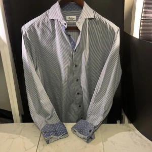 Randig skjorta från Stenströms - Snygg randig skjorta från Stenströms i tvåfaldig super bomull. Skjortan har en klassisk krage och långa ärmar med kontrasterande mönster på insidan av manschetterna. Perfekt för en stilren look. Hör av er vid minsta fundering🙌