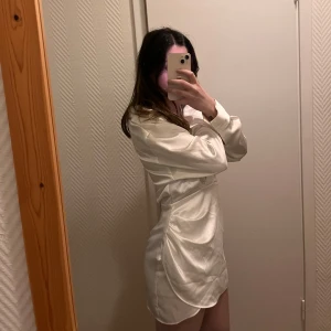 Vit omlottklänning/silkes -  vit silkes klänning från zara använt en gång, perfekt till studenten eller speciella tillfällen. 