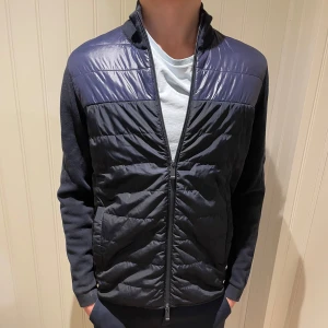 Massimo dutti cardigan - Riktigt snygg massimo dutti cardigan u väldigt bra skick, inga skavanker, passar storlek S. Modellen är 179. Hör av dig vid minsta fundering. (18)