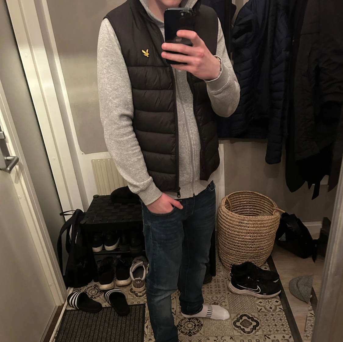 Svart dunväst från lyle & scott  - 90