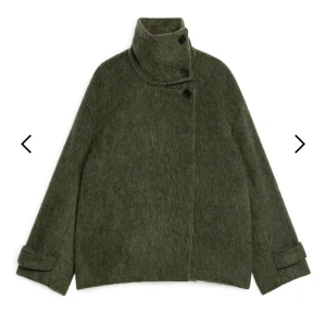 Grön ulljacka med knappar - Säljer en stilren grön ulljacka med knappar framtill. Jackan har en klassisk krage och långa ärmar, perfekt för kyligare dagar. Den har en enkel och tidlös design som passar till många olika outfits. Fin vinterjacka men funkar även till våren! Nypris:1850kr