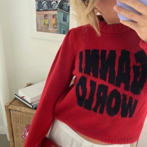 Gannitröja - Nästan helt oanvänd stickad tröja från ganni. Storlek M men sitter som S! Fler bilder skickas efter förfrågan❤️ nypris ca 2700kr.