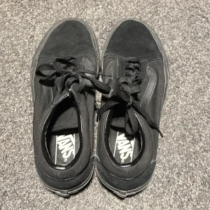 Svarta sneakers från Vans - Snygga svarta sneakers från Vans med klassisk design och snörning. Perfekta för en avslappnad stil.