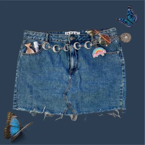 Jeanskjol  - Blå jeanskjol från Carlings egna märke STAY i storlek XL. Använd men i gott skick, inget anmärkningsvärt. Accessoarer ingår obvi inte. Läs gärna bion innan köp.