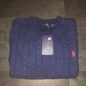 Ralph Lauren Sweatshirt  - Säljer då den är för liten för mig. Endast testad 1 gång, passade inte så aldrig mer använd.  Perfekt skick! Hör av er vid frågor! 