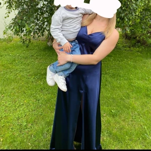 Mörkblå balklänning - Säljer min mörkblå långklänning med smala axelband och v-ringning. Använd vid ett tillfälle. Perfekt till bal eller andra fina tillfällen!❣️💓❤️ Storlek M och lång i modellen men sitter fint med ett par klackar😍 Tillsydd vid v-ringningen
