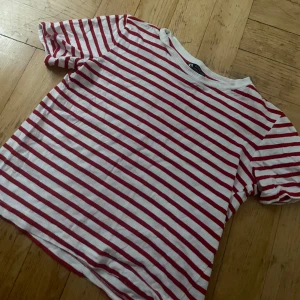 T-shirt - T-shirt från Zara